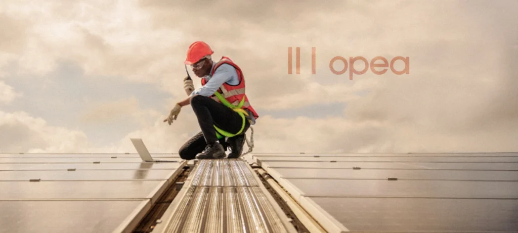 Homem Checando Painéis Solares, foco de capa para case de Assessoria de Imprensa da Opea